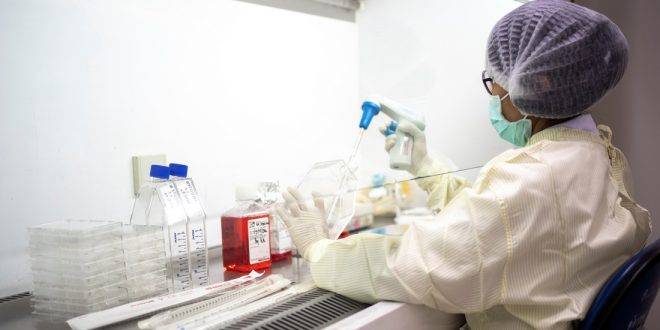Ученые "поставили на паузу" испытания оксфордской вакцины от коронавируса