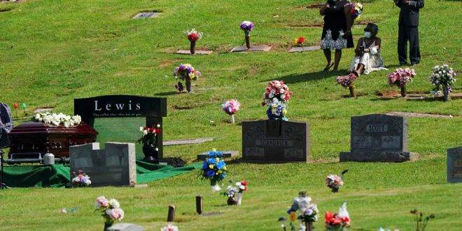 В Нидерландах впервые похоронили человека в "живом гробу"