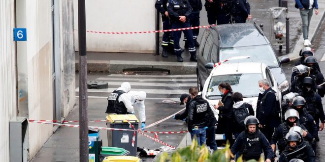 двое устроили резню около бывшей редакции "Шарли Эбдо"