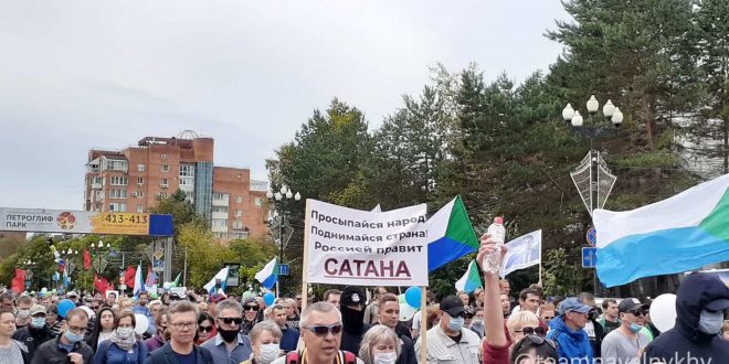 В Хабаровске люди прошли под Бетховена, выкрикивая "Мы идем по лужам, Путин нам не нужен" и "Вова, выпей чаю, Хабаровск угощает"