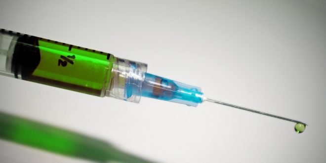 в России зарегистрировали вторую вакцину от коронавируса, на подходе третья