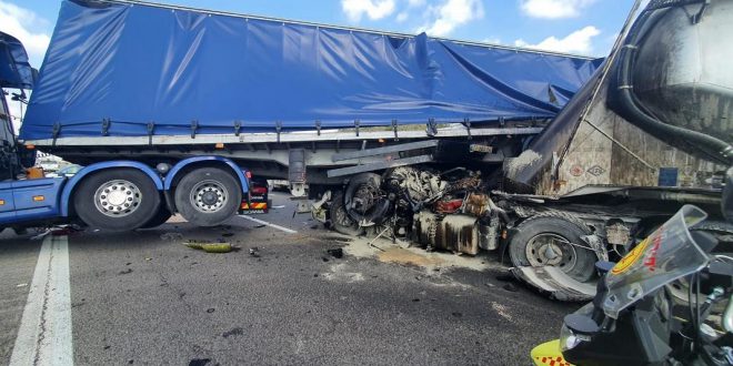 Два грузовика столкнулись на большой скорости на шоссе №6, один водитель мертв