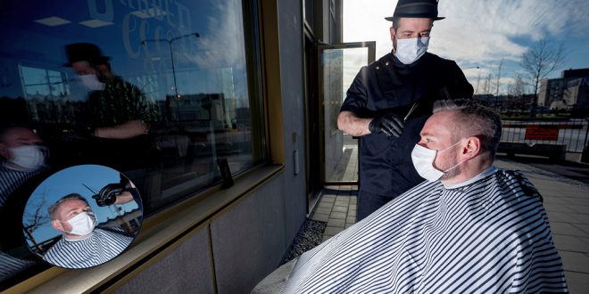 Израильские парикмахеры устроили акцию протеста, кивая на голову Сары Нетаниягу