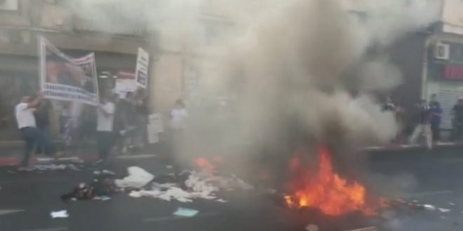 владельцы промтоварных магазинов в Тель-Авиве подожгли товар посреди улицы