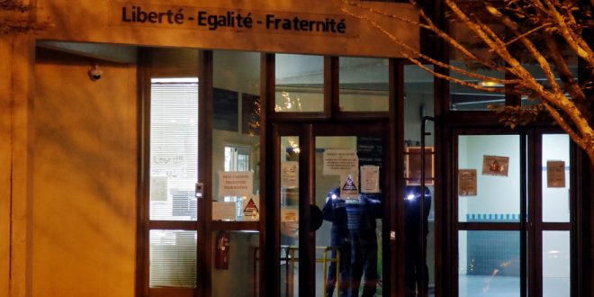 Во Франции назвали имя обезглавленного исламистом учителя