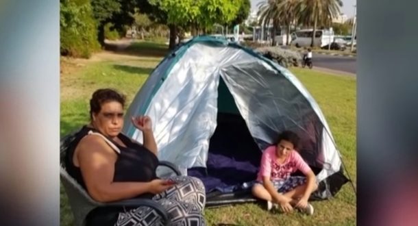 Холон: мать с четырьмя малолетними детьми переехала в палатку у автозаправки