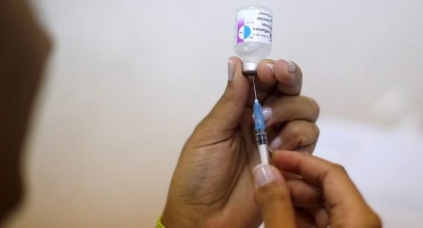 Смерть одного из участников тестирования вакцины от COVID-19 не остановит опыты