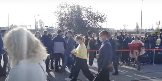 Намазавшая лобок зеленкой и снявшая трусы активистка подняла красную юбку перед президентом Зеленским. ВИДЕО