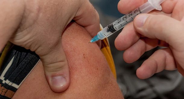 Израильтянам посоветовали сделать прививку от гриппа в борьбе с COVID-19