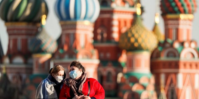Россиянам назвали время, когда они смогут полностью отказаться от использования защитных масок