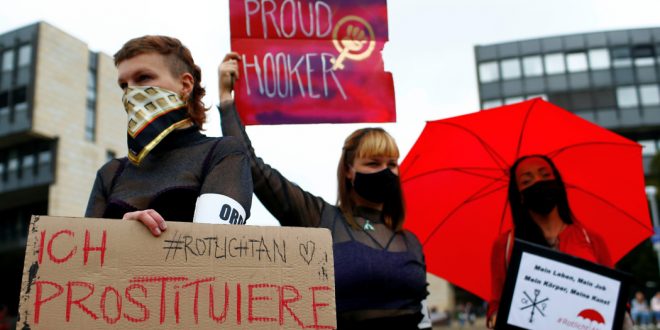 Франция вводит "вирусную блокаду", в Германии закрывают публичные дома и бассейны