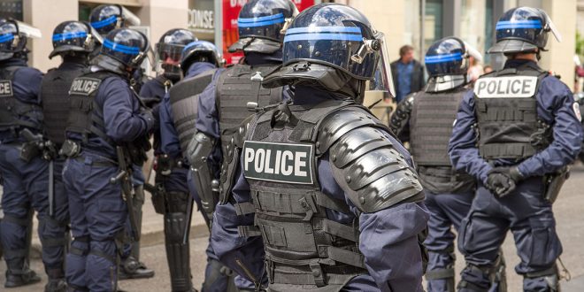 Во Франции объявлен наивысший уровень террористический угрозы