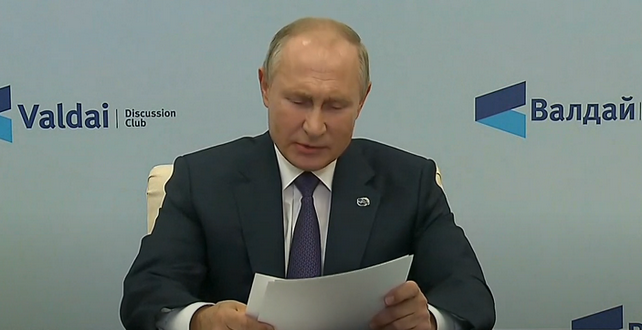 В Сети посмеялись над Путиным, перекладывающим бумажки на столе