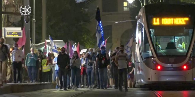 Они гуляли по трамвайным рельсам – левых демонстрантов закидывают яйцами и опрыскивают газом