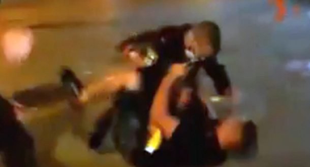 Холон: полицейские могут сесть за то, что били электрошокером мужчину без маски