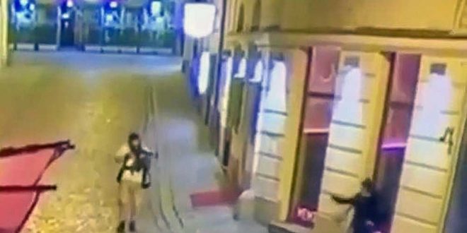 Камеры зафиксировали, как венский террорист стреляет в одну из жертв. 18+