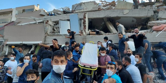 в Турции из-под завала вытащили маленькую девочку спустя 4 дня после землетрясения