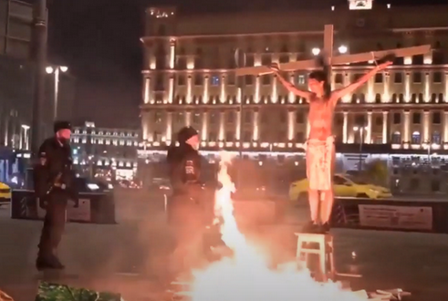 В Москве на Лубянке полиция повязала распятого Христа