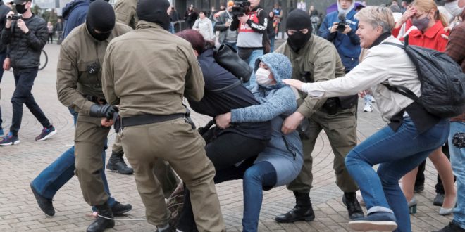 Очередные жуткие кадры из Минска: силовики бьют и "пакуют" студенток