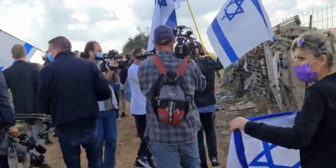 Правые активисты с песней "Ам Исраэль хай" выгнали любопытных европейцев из Иерусалима