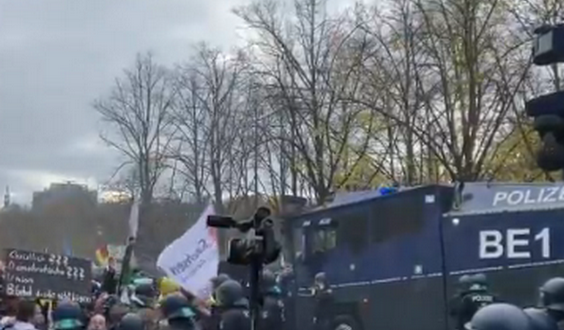 В Берлине тысячи человек вышли протестовать против карантина, их разгоняют водометами