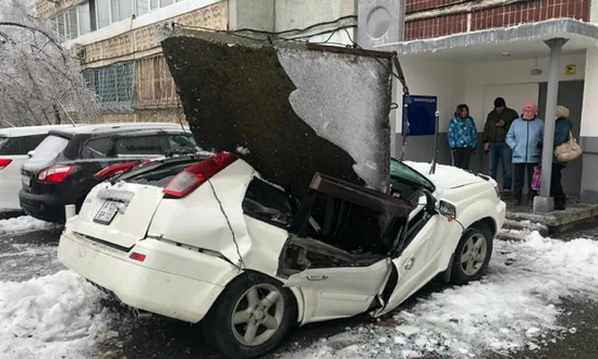 Бетонная плита эпично рухнула на крышу машины: хозяин авто чудом уцелел
