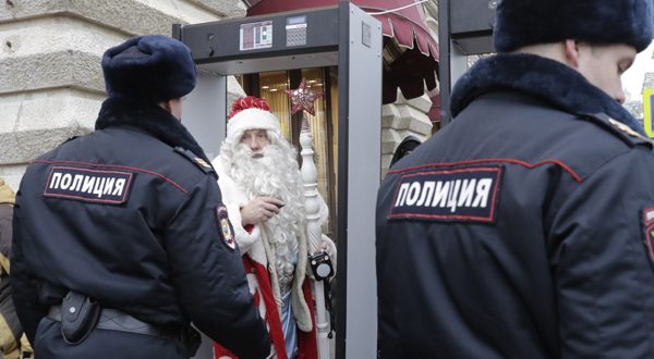 До Нового Года еще далеко, а в Москве уже "вяжут" Дедов Морозов