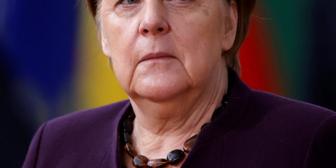 Неизвестный протаранил ворота резиденции Меркель в Берлине