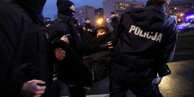 мэр Варшавы пригрозил наказать полицию за избиение протестующих