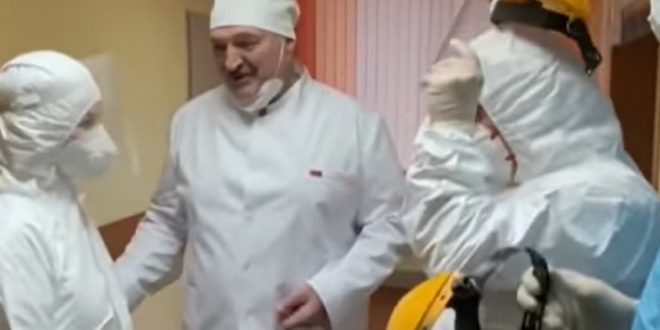 Лукашенко в колпаке и без перчаток пришел в "красную зону" больницы и оперся на больного коронавирусом