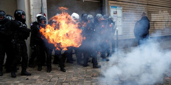 Почти 70 полицейских пострадали от поборников свободы во Франции