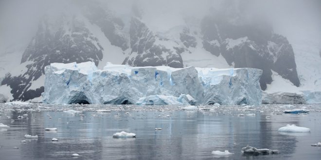 Огромный айсберг откололся от Антарктиды и отправился в свободное плавание