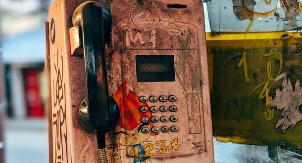В Израиле демонтируют общественные телефоны